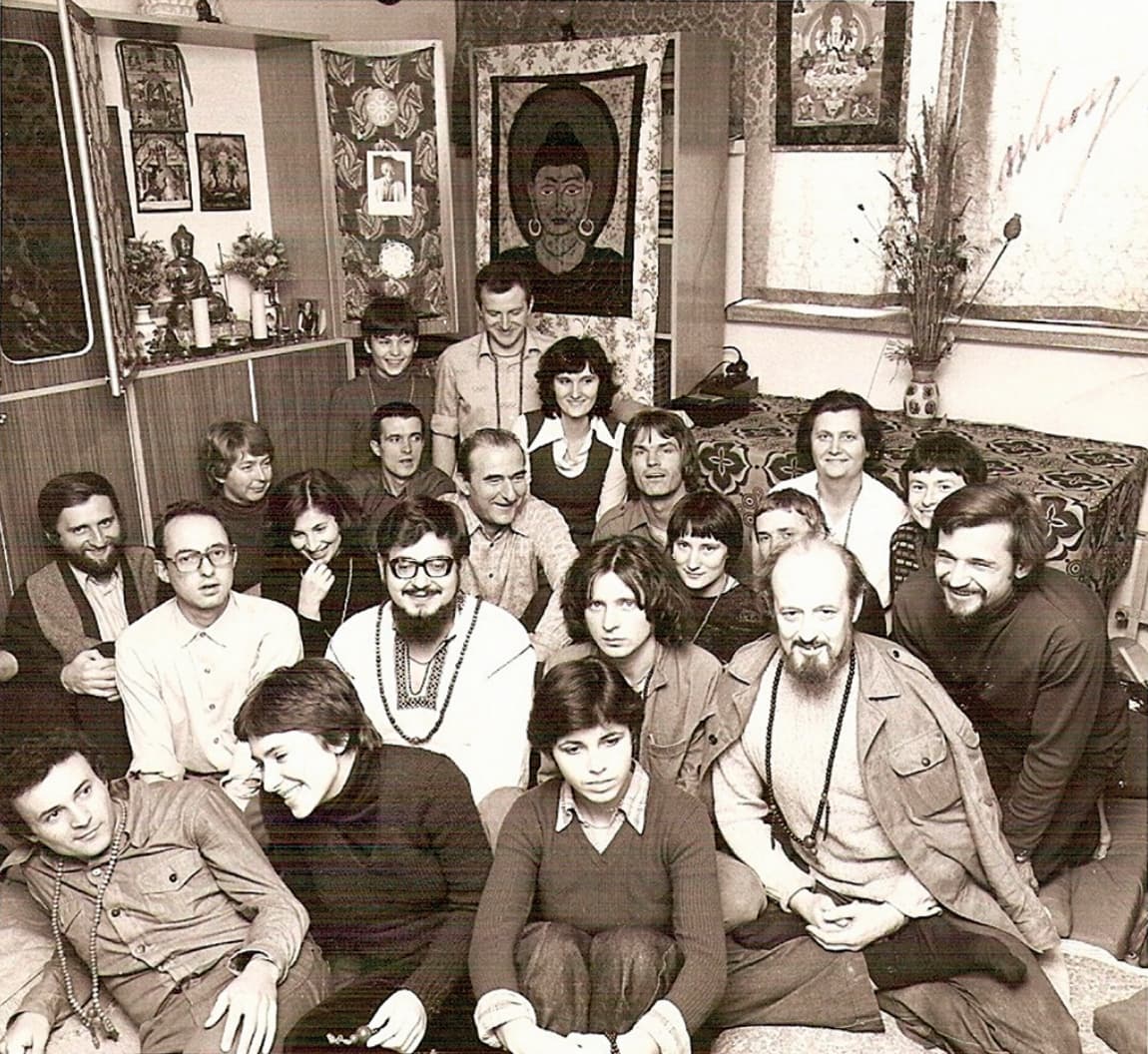 Lama Ole Nydahl w mieszkaniu państwa Czapników, w którym regularnie odbywały się medytacje i wykłady buddyjskie. (Kraków, 1978 r.)